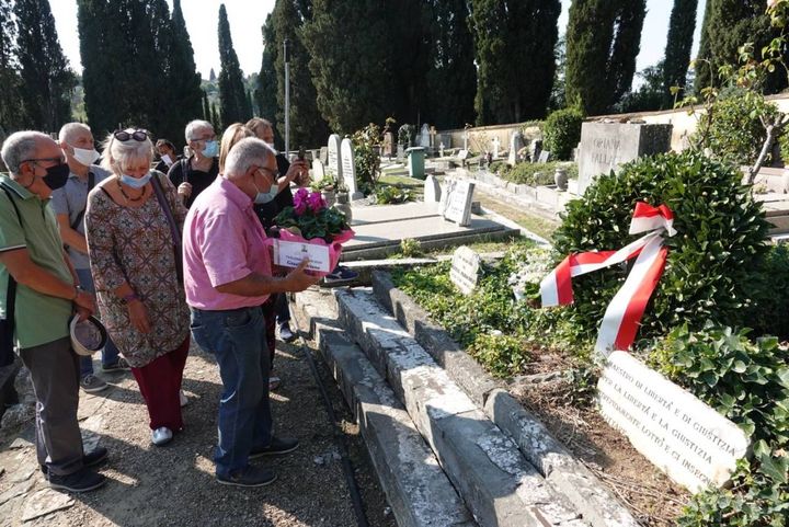 Firenze,  deposta una corona di fiori sulla tomba di Oriana Fallaci (Gianluca Moggi New Press Photo)