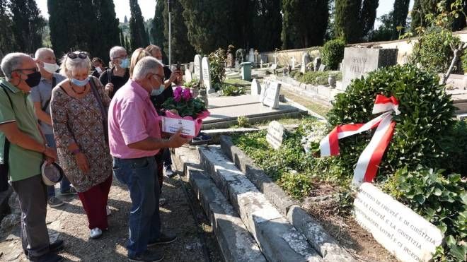 Firenze,  deposta una corona di fiori sulla tomba di Oriana Fallaci (Gianluca Moggi New Press Photo)