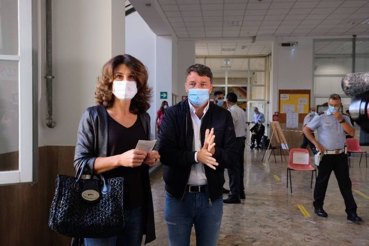 Matteo e Agnese Renzi al voto (foto NewPressPhoto)