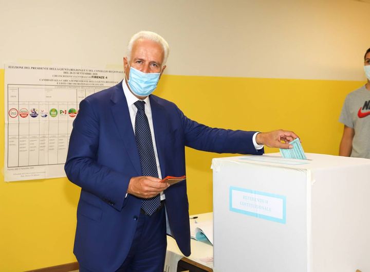 Eugenio Giani, candidato del centrosinistra alla presidenza della Toscana, ha votato questa mattina, poco dopo le ore 10, a Sesto 
Fiorentino (Fi), nel seggio allestito nella scuola elementare 'San Lorenzo', in via Scardassieri