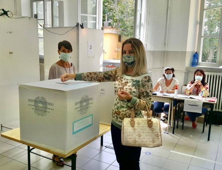  Irene 
Galletti, candidata M5s alla presidenza della Toscana, ha votato questa mattina, intorno alle ore 11 a Cascina (Pisa), nella scuola primaria 'Carlo Collodi', in via Musigliano
