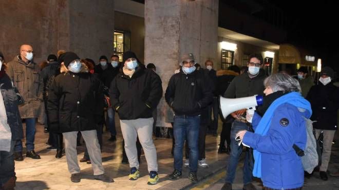 Protesta davanti alla stazione di Viareggio (foto Umicini)