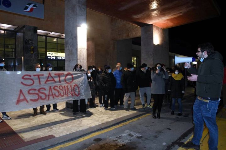Protesta davanti alla stazione di Viareggio (foto Umicini)