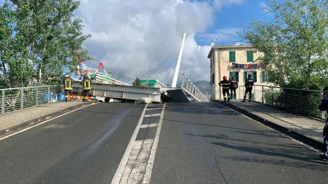 La Spezia, il ponte della Darsena di Pagliari cede durante la chiusura