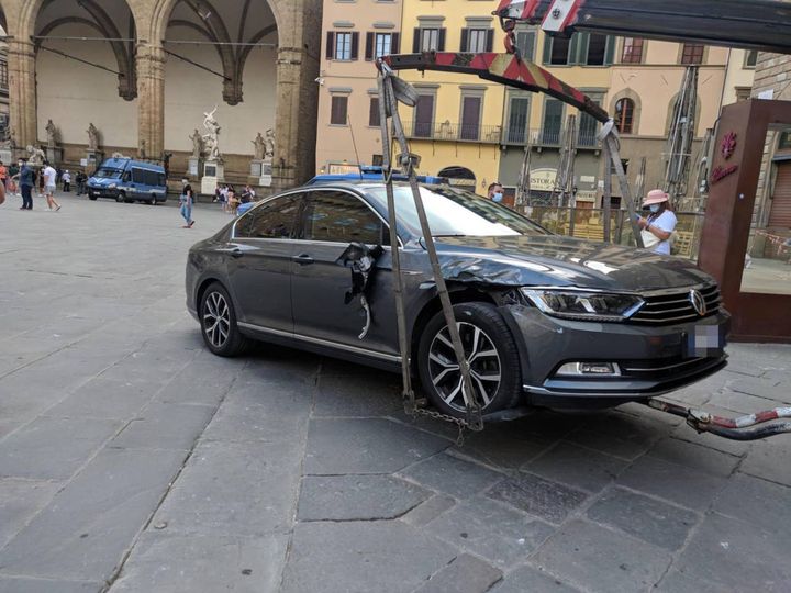 Firenze, cavallo imbizzarrito danneggia auto della ministra Lamorgese (Ansa)