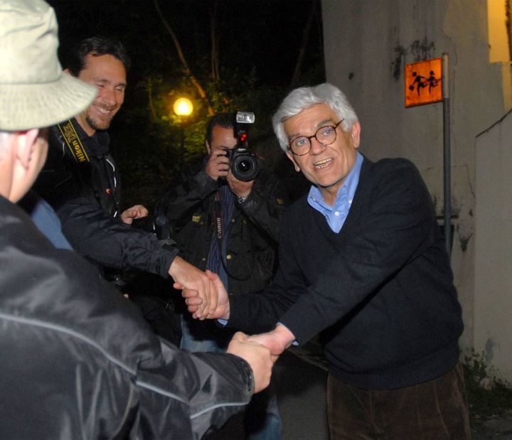 Mario Spezi esce dal carcere (foto NewPressPhoto)