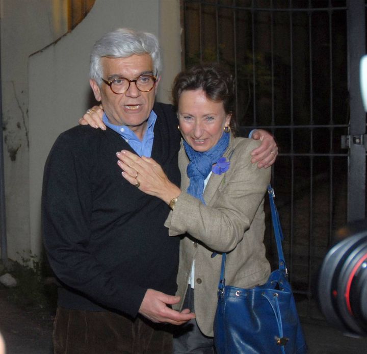 Mario Spezi all'uscita dal carcere con la moglie (foto NewPressPhoto)