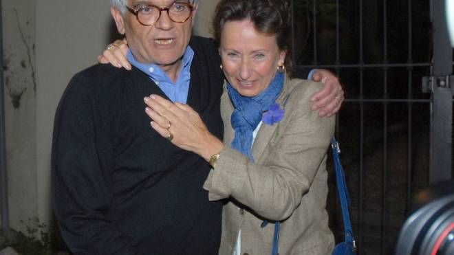 Mario Spezi all'uscita dal carcere con la moglie (foto NewPressPhoto)