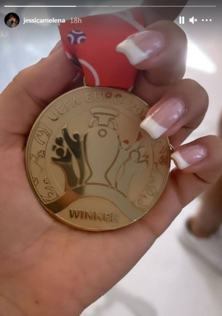Jessica Melena, moglie di Ciro Immobile, con in mano la medaglia d'oro del marito campione d'Europa