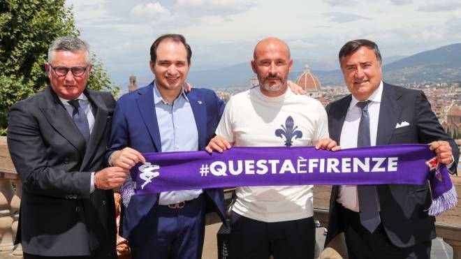Fiorentina, la presentazione di Vincenzo Italiano a piazzale Michelangiolo. Qui con Daniele Pradè, Joseph Commisso e Joe Barone (Germogli)