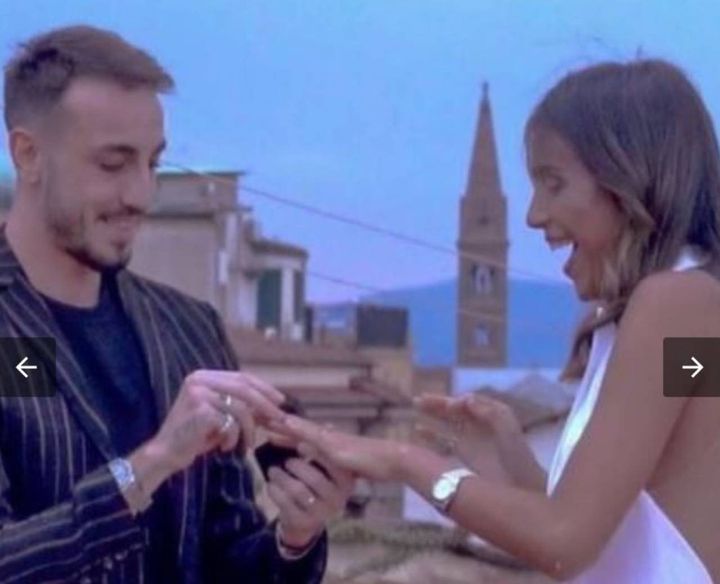 Il centrocampista della Fiorentina Gaetano Castrovilli sposerà la sua compagna Rachele Risaliti. La proposta di matrimonio con vista sul duomo di Firenze(Foto da instagram)