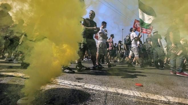 Campi Bisenzio (Firenze), Gkn: manifestazione nazionale per i 422 licenziati (Germogli) 