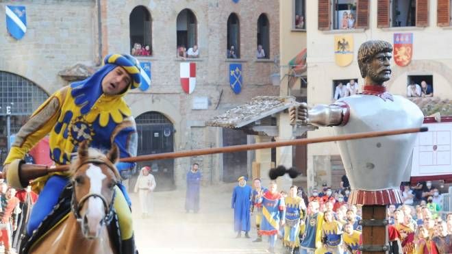 Gianmaria Scortecci, cavaliere di Porta Santo Spirito colpisce il 5 nella seconda carriera  (foto Tavanti)