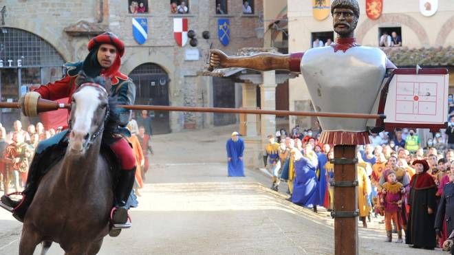 Lorenzo Manneschi colpisce il tre e regala a Porta Crucifera la vittoria (foto Tavanti)