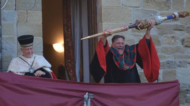 Il rettore di Porta Crucifera Andrea Fazzuoli esulta con la lancia d'oro dopo la consegna da parte del sindaco (foto Tavanti)