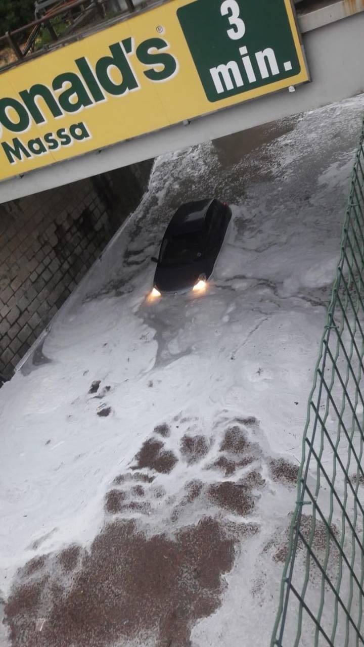 La macchina intrappolata nel sottopasso in zona stadio a Massa