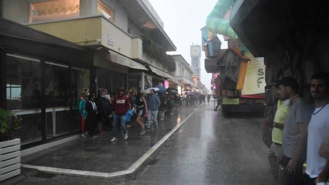 Carnevale di Viareggio, festa interrotta per la pioggia (foto Umicini)