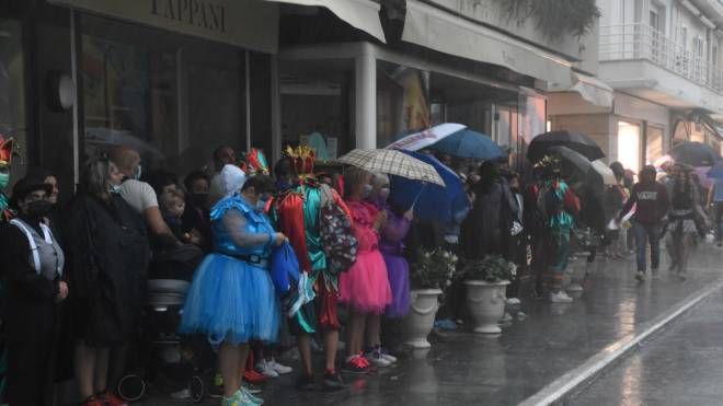 Carnevale di Viareggio, festa interrotta per la pioggia (foto Umicini)