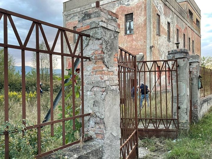 Sopralluogo dei carabinieri in un edificio abbandonato, poco lontano da dove il piccolo è stato trovato morto