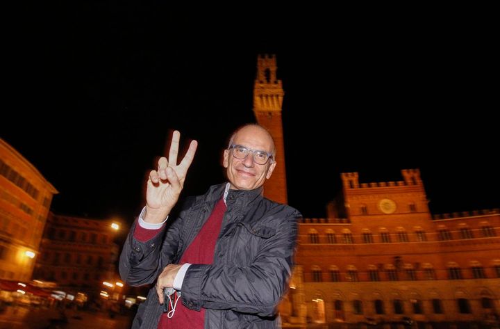 Enrico Letta brinda dopo la vittoria elettorale (foto Paolo Lazzeroni)