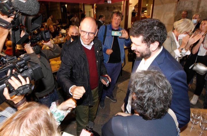 Enrico Letta brinda dopo la vittoria elettorale (foto Paolo Lazzeroni)