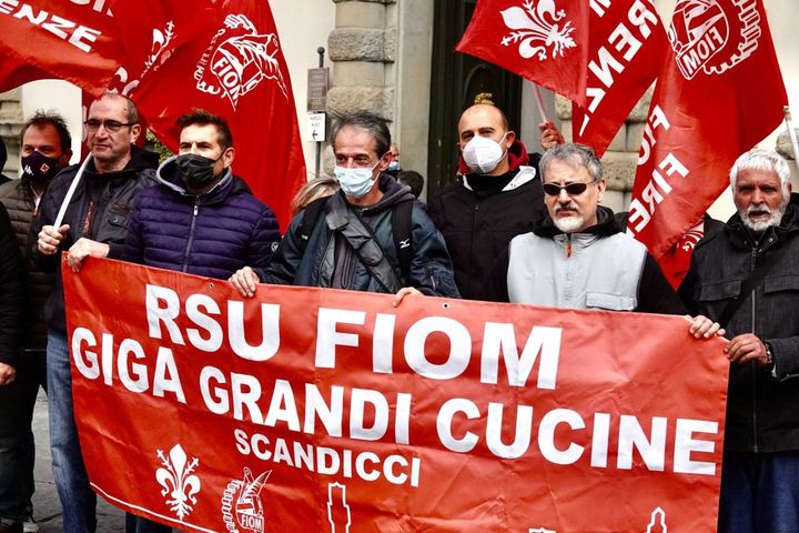 Il presidio dei lavoratori della Giga di Scandicci (foto Gianluica Moggi/New Pressphoto)