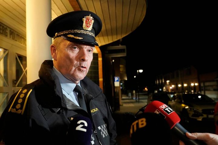 La polizia sul luogo dell'attacco a  Kongsberg, in Norvegia