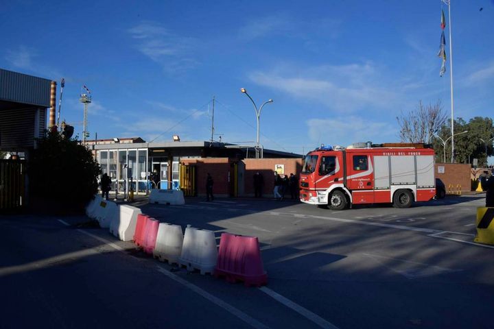 I soccorsi per l'incendio e gli operai fuori dall'impianto (Foto Novi)