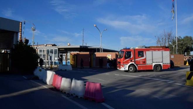 I soccorsi per l'incendio e gli operai fuori dall'impianto (Foto Novi)
