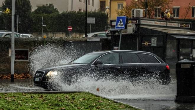 Piove a Firenze e le strade si allagano. Pozze giganti davanti all'ospedale di Careggi (Foto Germogli)