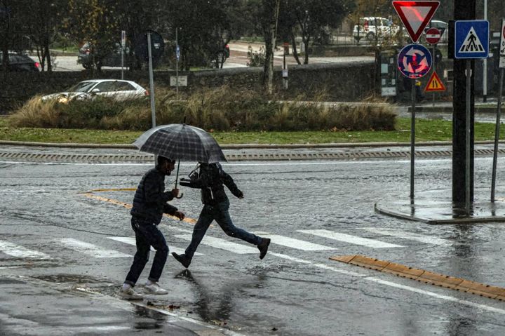 Piove a Firenze e le strade si allagano. Pozze giganti davanti all'ospedale di Careggi (Foto Germogli)