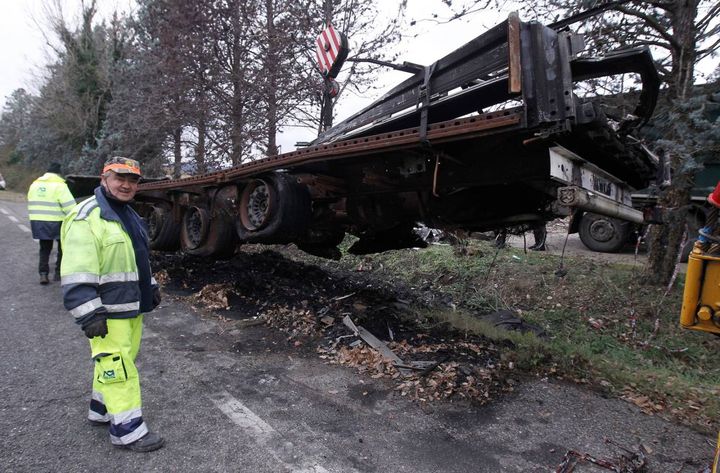 La rimozione del camion (Foto Lazzeroni)