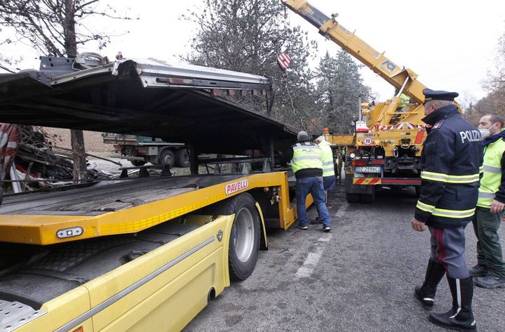 La rimozione del camion (Foto Lazzeroni)