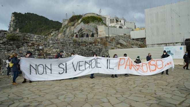 Porto Venere (La Spezia). Manifestazione contro l'asta dell'uliveto della Crocetta (Frascatore)