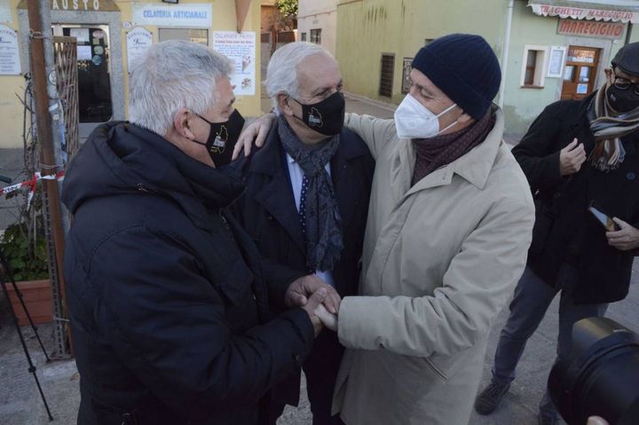 Da sinistra Franco Gabrielli, all'epoca capo della Protezione Civile abbraccia il sindaco del Giglio Ortelli (Foto Aprili)
