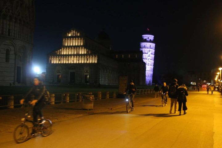 Pisa, lo striscione per la pace sulla Torre pendente (foto Valtriani)