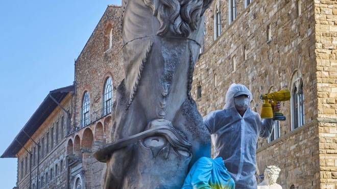 Pisvejc Vaclav mentre imbratta il leone rampante in Piazza della Signoria
(omaggio)