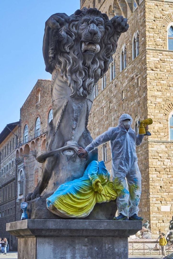 Pisvejc Vaclav mentre imbratta il  leone rampante in Piazza della Signoria
(omaggio)