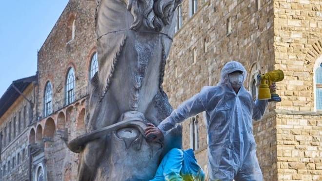 Pisvejc Vaclav mentre imbratta il  leone rampante in Piazza della Signoria
(omaggio)