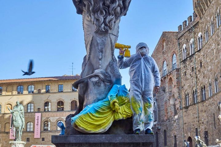 Pisvejc Vaclav mentre imbratta il leone rampante in Piazza della Signoria
(omaggio)