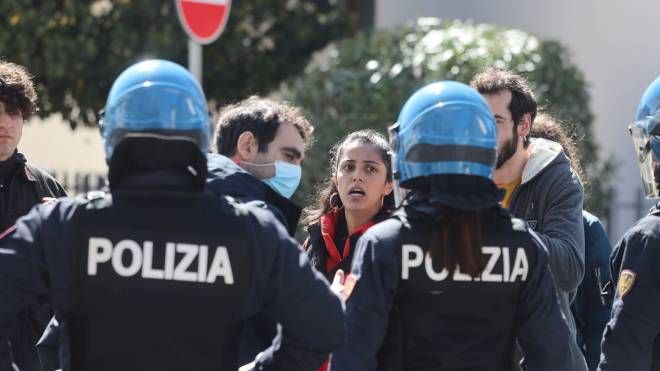 Firenze, nuova occupazione nello stabile di viale Corsica 
(Giuseppe Cabras/New Press Photo)