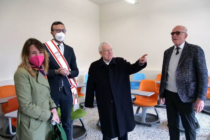 La nuova scuola: il cardinale Bassetti, il presidente Vaccari, il presidente del consiglio regionale Mazzeo e la direttrice Pini 