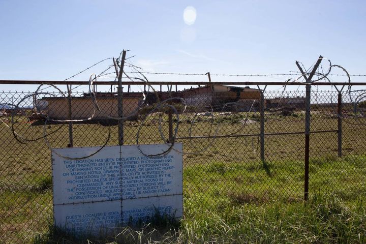 Terreni per la nuova base militare a Coltano, Pisa. La struttura dell'ex centro radar americano
(foto: Enrico Mattia Del Punta)