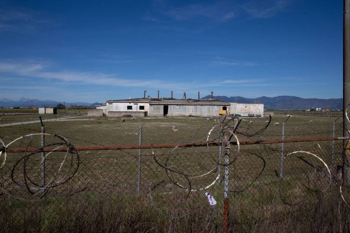 Terreni per la nuova base militare a Coltano, Pisa. La struttura dell'ex centro radar americano 
(foto: Enrico Mattia Del Punta)