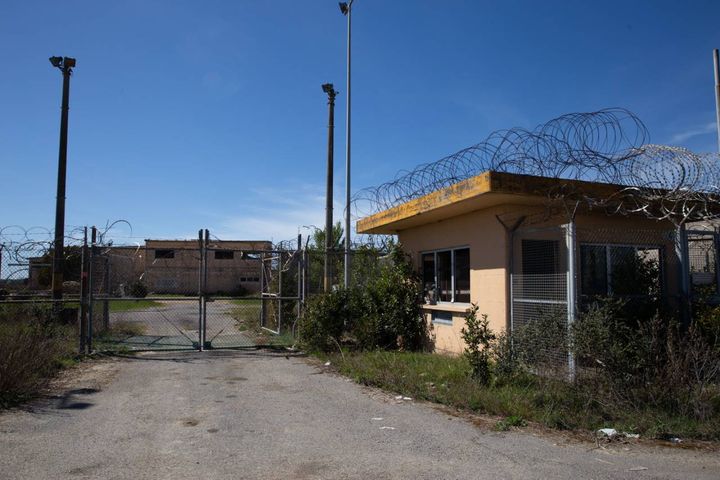Terreni per la nuova base militare a Coltano, Pisa. La struttura dell'ex centro radar americano 
(foto: Enrico Mattia Del Punta)