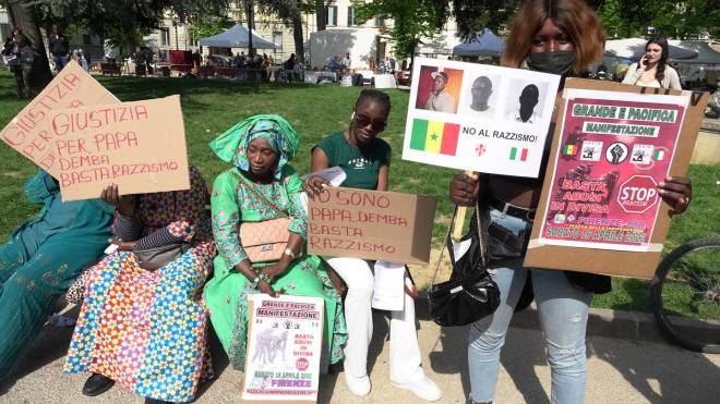 Firenze, comunità senegalese in piazza. No al razzismo
(Gianluca Moggi/New Press Photo)