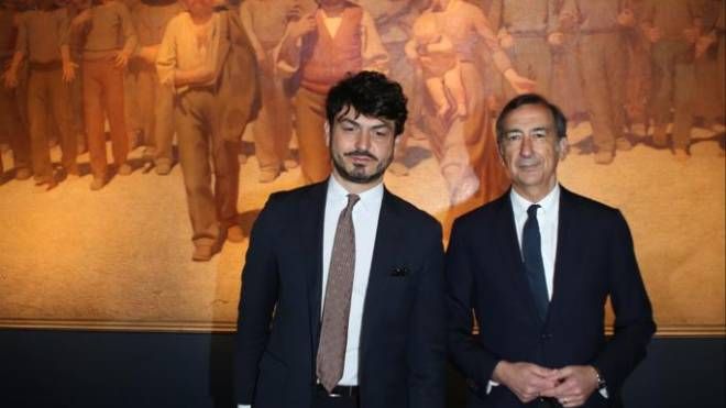 L'assessore Tommaso Sacchi con il sindaco Sala di fronte al dipinto (New Press Photo)