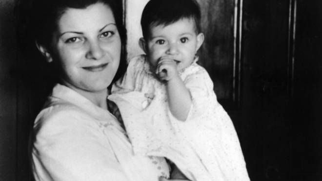 Wanda con la figlia Fiamma, la primogenita, 1942 circa


