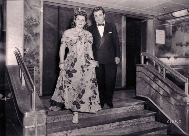 Salvatore e Wanda Ferragamo a bordo della nave Queen Elizabeth che li avrebbe portati negli Stati Uniti per ritirare il Neiman Marcus Award, 1947

