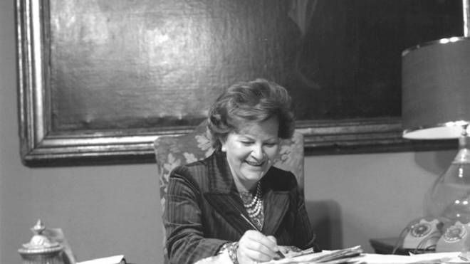 Wanda Ferragamo nel suo ufficio, inizio anni Ottanta